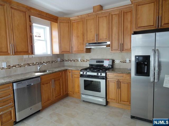 1576 Anderson Ave in Fort Lee, NJ - Building Photo