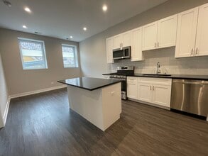 1730 W Greenleaf Ave in Chicago, IL - Building Photo - Building Photo