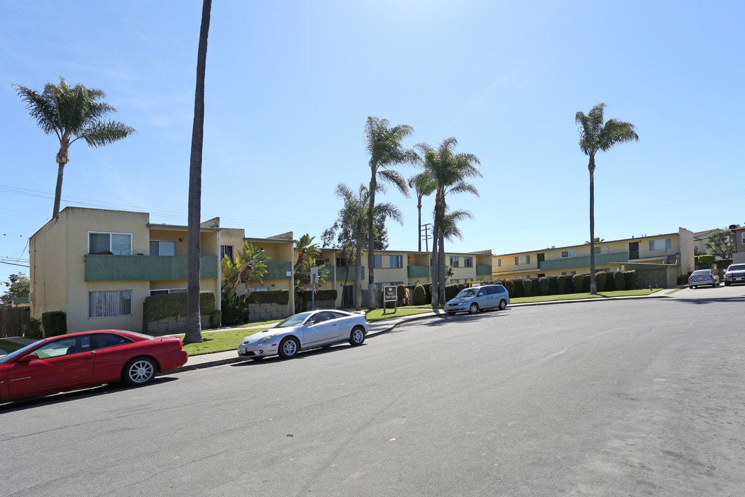 Palm Circle in Oxnard, CA - Building Photo