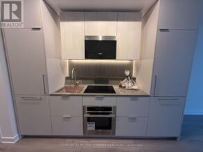 1 Fairview Rd E in Mississauga, ON - Building Photo - Building Photo