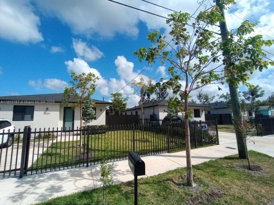 15221 Railroad Dr in Miami Gardens, FL - Building Photo