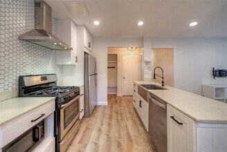 6811 Miranda Dr in Austin, TX - Foto de edificio - Building Photo