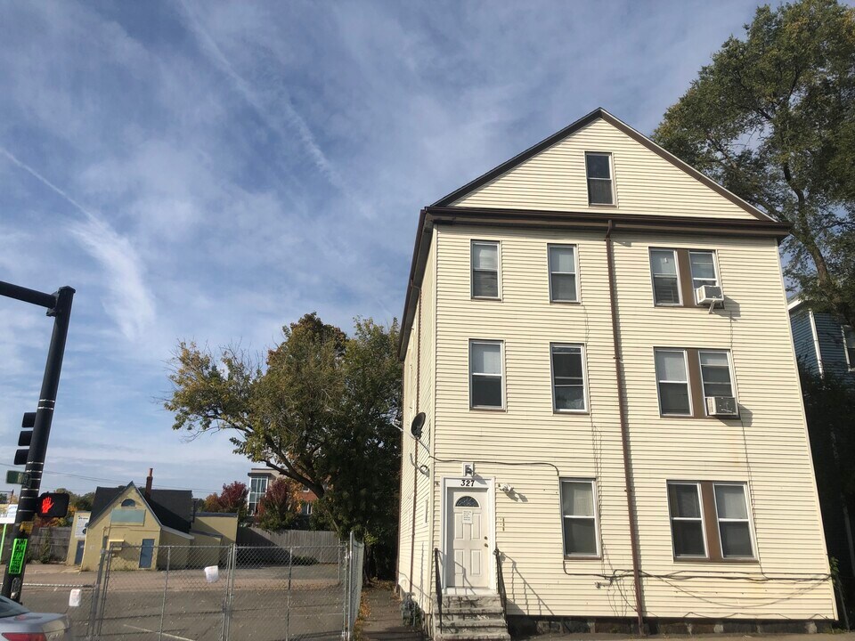327 Wood Ave, Unit 2 in Boston, MA - Building Photo