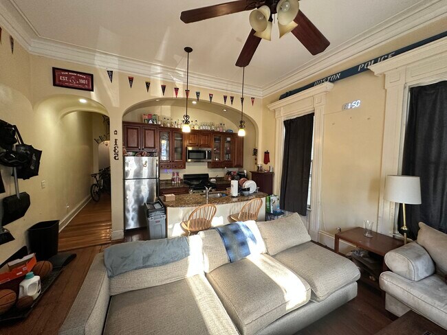 135 Hillside St, Unit 2 in Boston, MA - Foto de edificio - Building Photo