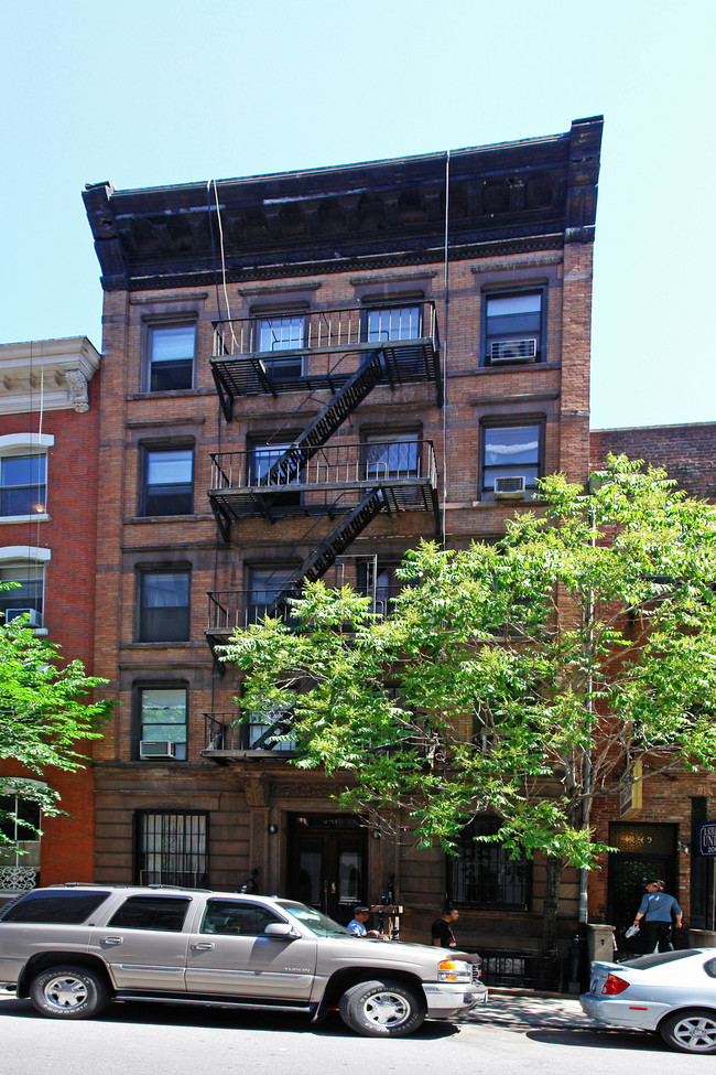 251 W 18th St in New York, NY - Foto de edificio - Building Photo