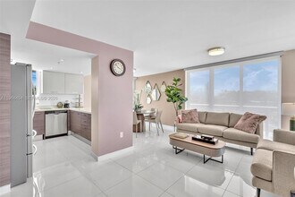 9901 E Bay Harbor Dr in Bay Harbor Islands, FL - Foto de edificio - Building Photo