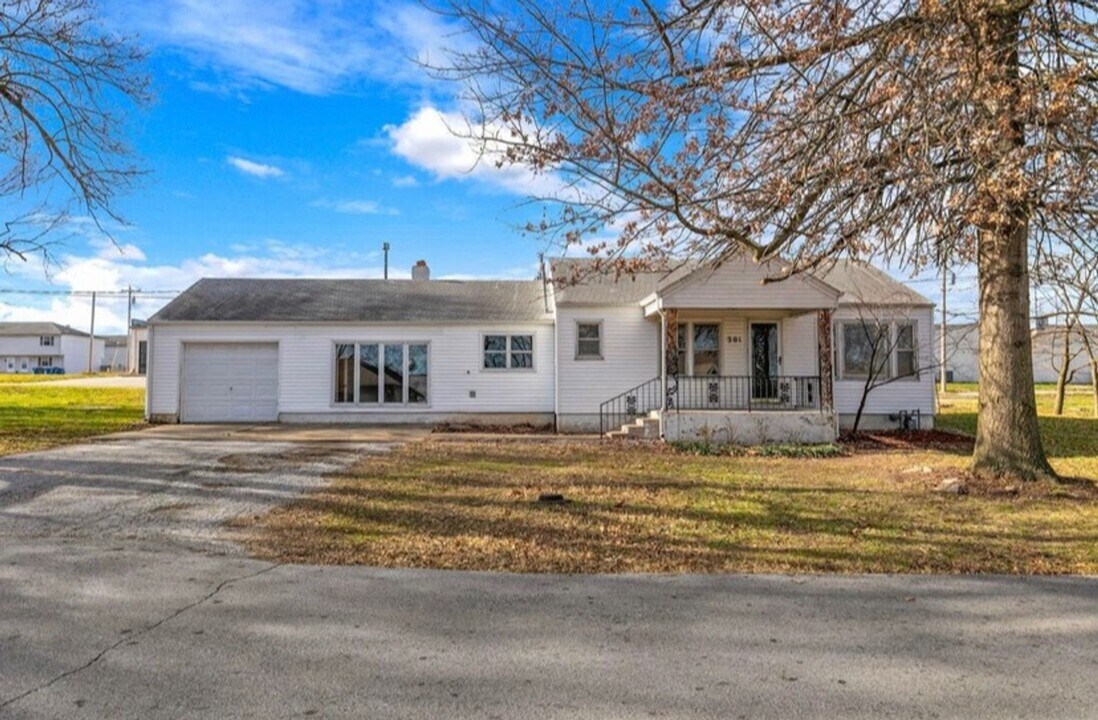 201 S Delaware St in Nixa, MO - Foto de edificio