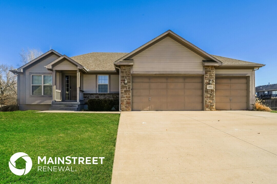 1605 Fairway Ct in Pleasant Hill, MO - Building Photo