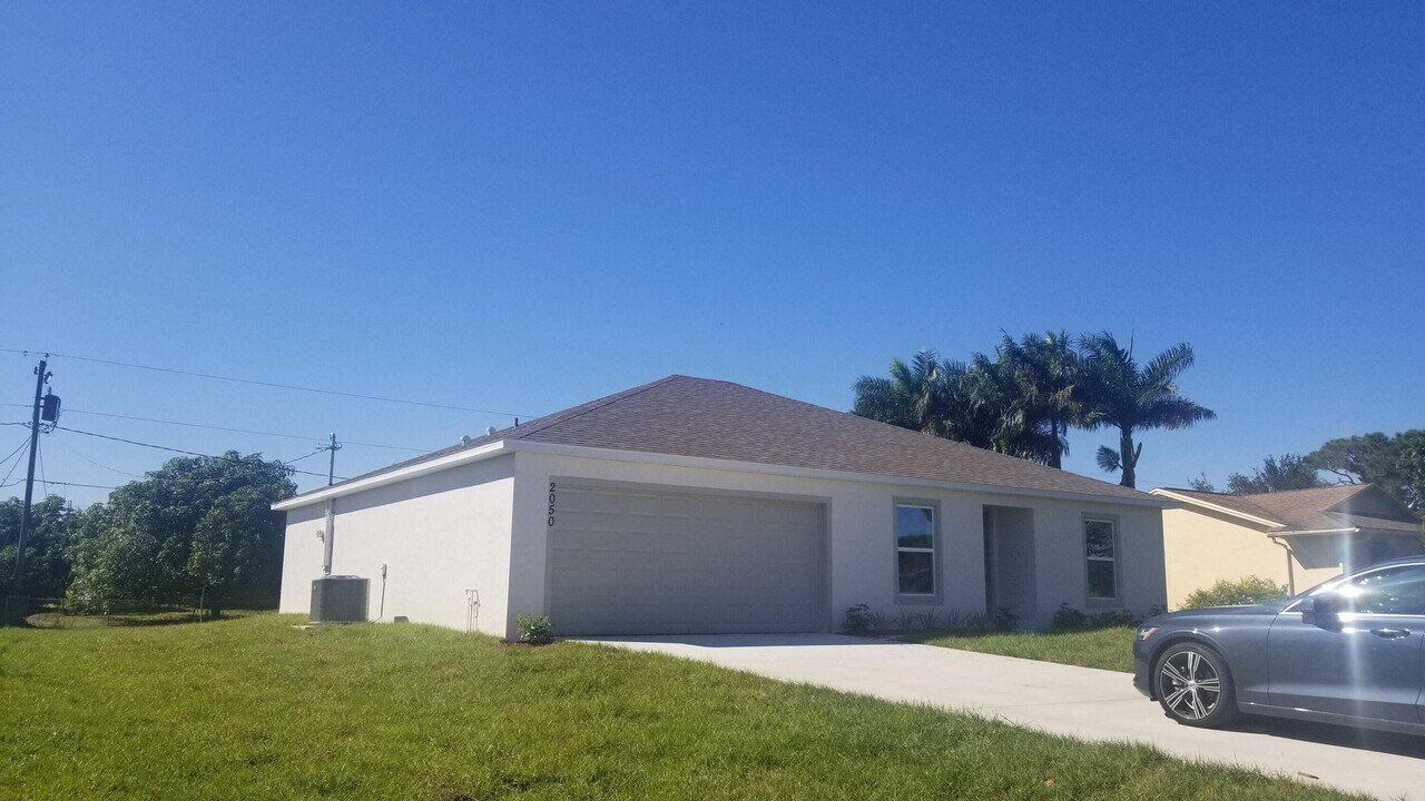2050 SW McAllister Ln in Port St. Lucie, FL - Building Photo