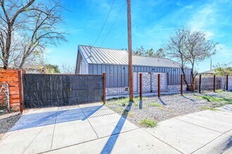 2301 Ligarde St in Laredo, TX - Foto de edificio - Building Photo