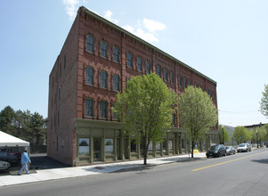 East Main Mews in Bridgeport, CT - Building Photo - Building Photo