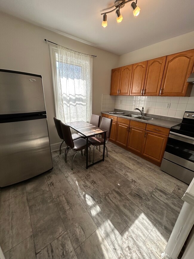 239 Queen St S in Hamilton, ON - Building Photo - Building Photo