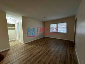 916 Parkview Dr-Unit -12 in Boonville, IN - Foto de edificio - Building Photo