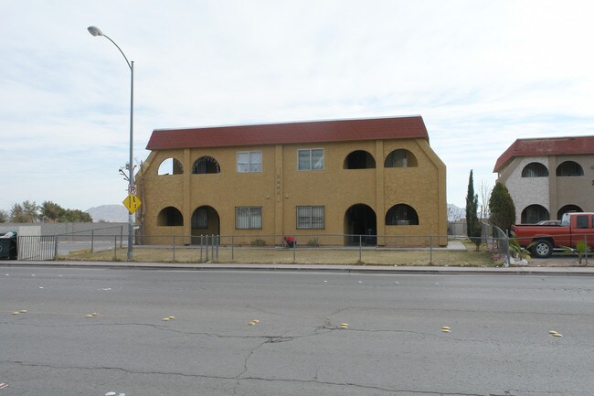 Sunland Manor in North Las Vegas, NV - Building Photo - Building Photo