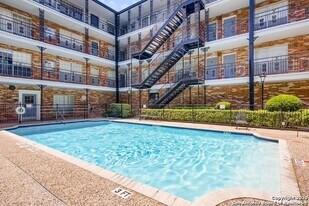 8401 N New Braunfels Ave, Unit 223 in San Antonio, TX - Building Photo