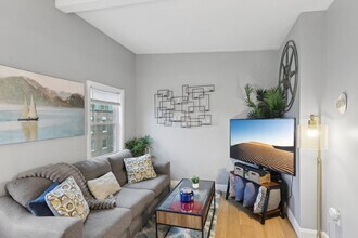 115 W 7th St, Unit 3 in Boston, MA - Building Photo - Building Photo