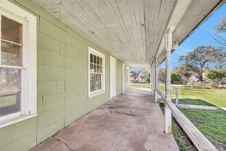 203 W Powell St in Willis, TX - Building Photo - Building Photo