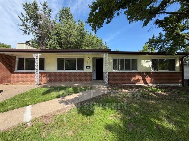 property at 945 Paddock Dr
