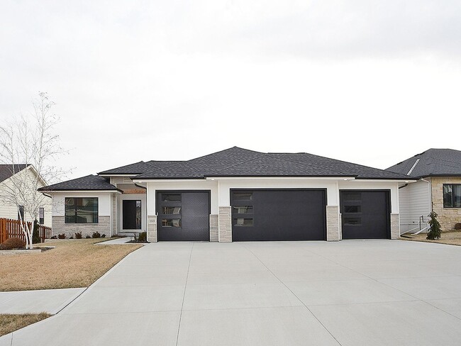 5503 N 207th St in Elkhorn, NE - Building Photo - Building Photo