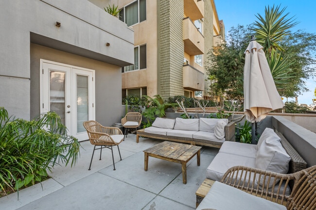 20 Quarterdeck St, Unit Unit #1 in Marina Del Rey, CA - Foto de edificio - Building Photo