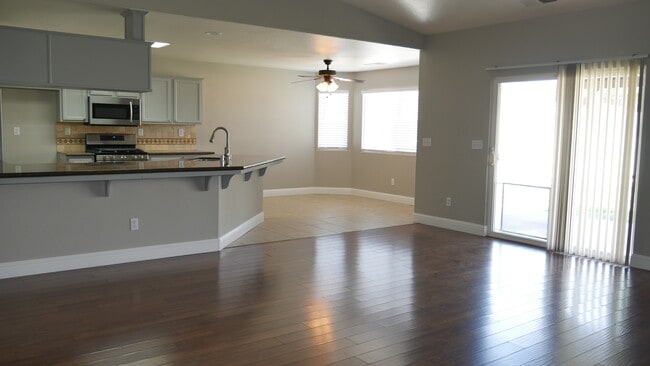 2463 Rainier Way in Hanford, CA - Building Photo - Building Photo