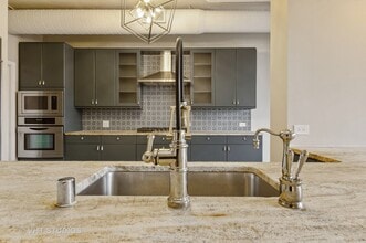 411 W Ontario St, Unit 623 in Chicago, IL - Foto de edificio - Building Photo