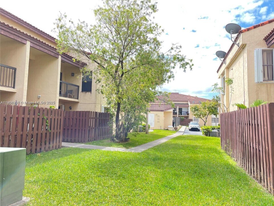 680 W Park Dr in Miami, FL - Building Photo