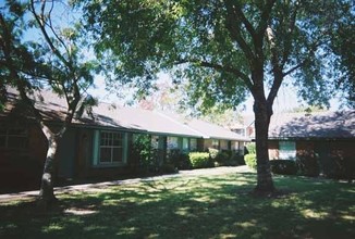 Village Green Townhomes in Baytown, TX - Building Photo - Building Photo