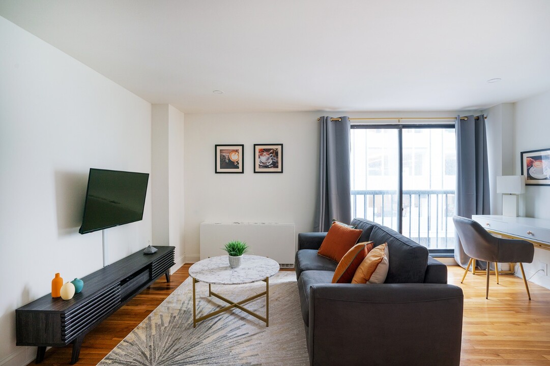 123 E 54th St in New York, NY - Building Photo