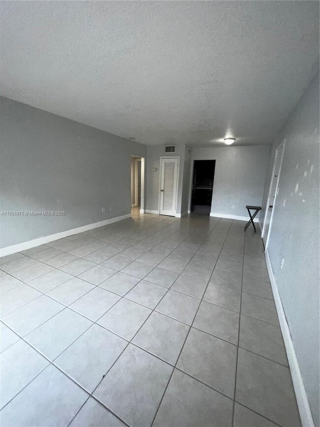 6530 Lake Patricia Dr in Hialeah, FL - Building Photo - Building Photo
