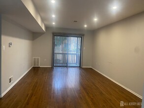 3713 Birchwood Ct in North Brunswick, NJ - Building Photo - Building Photo