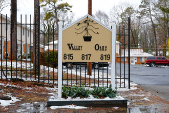 Valley Oaks Apartments in Charlotte, NC - Foto de edificio - Building Photo