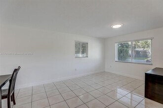 6955 SW 65th Ave in South Miami, FL - Foto de edificio - Building Photo