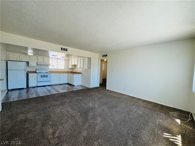 property at 922 N 1st St