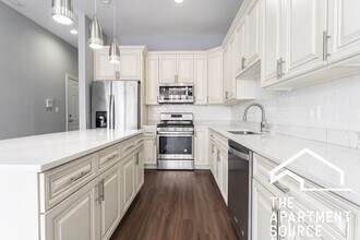 1335 W Taylor St, Unit 2 in Chicago, IL - Building Photo - Building Photo