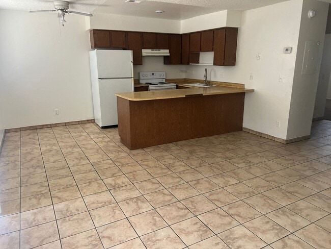 1425 Henry Dr, Unit B in Las Vegas, NV - Building Photo - Building Photo