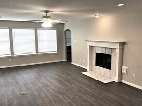 408 Spencer Lndg E in La Porte, TX - Building Photo - Building Photo