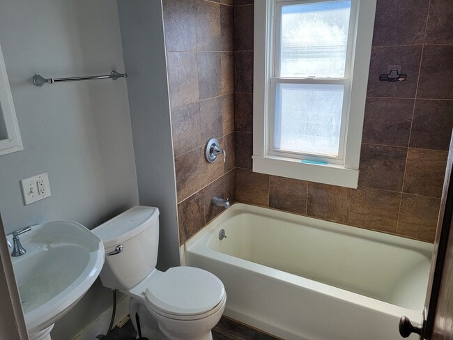 227 Heath St, Unit Upper in Buffalo, NY - Building Photo - Building Photo