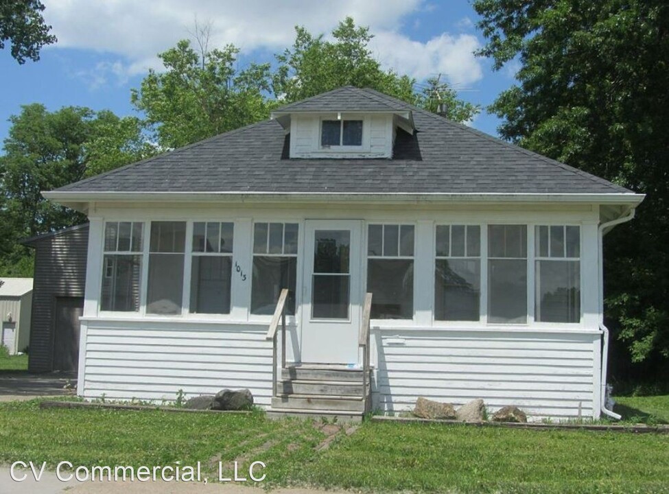 1013 W 20th St in Cedar Falls, IA - Building Photo