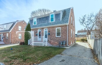 79 Porpoise Way in Portsmouth, NH - Building Photo - Building Photo