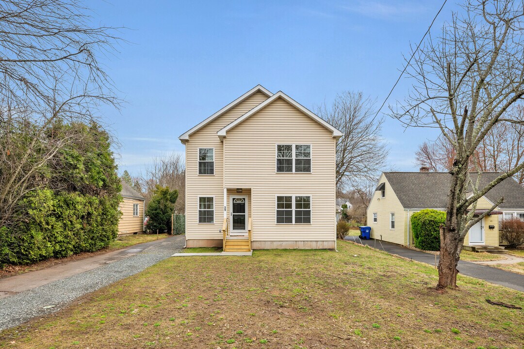 39 Robbins Ave in Newington, CT - Building Photo