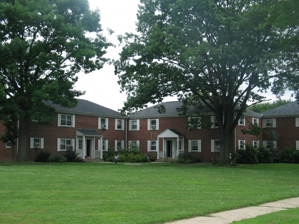 Riverfront Park Apartments in Harrisburg, PA - Building Photo