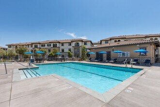 Landing at Arroyo in Simi Valley, CA - Foto de edificio - Building Photo