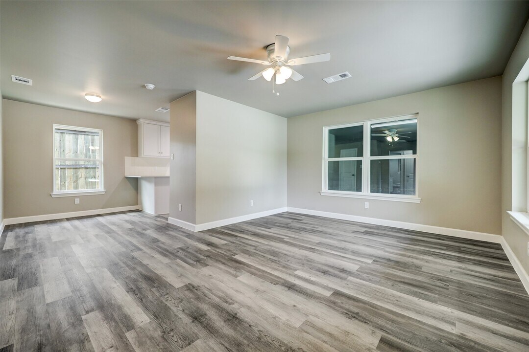 8817 Emmott Rd in Houston, TX - Building Photo