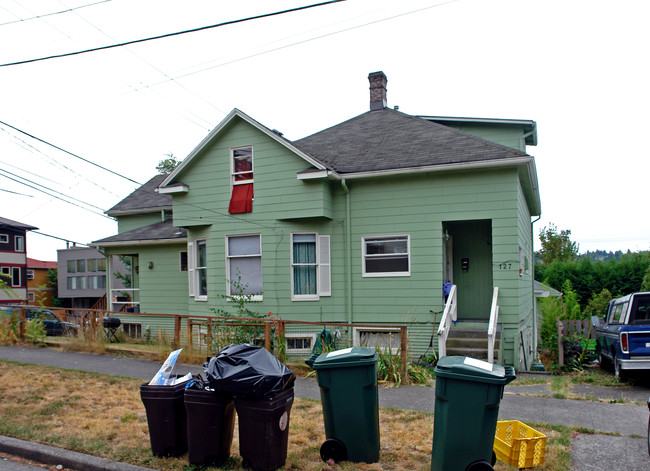 Bowdoin Apartments in Seattle, WA - Building Photo - Building Photo