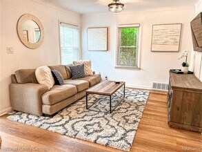 2108 N Wilson Ave, Unit 3 in Royal Oak, MI - Building Photo - Building Photo