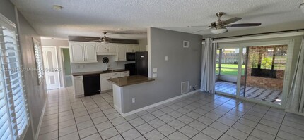 321 6th St in Lake Park, FL - Building Photo - Building Photo