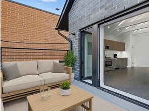 1924 W Grand Ave, Unit 2 in Chicago, IL - Building Photo - Building Photo