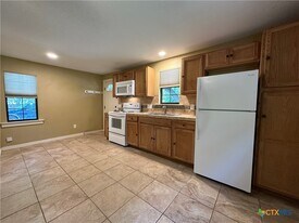 818 W Hopkins St in San Marcos, TX - Building Photo