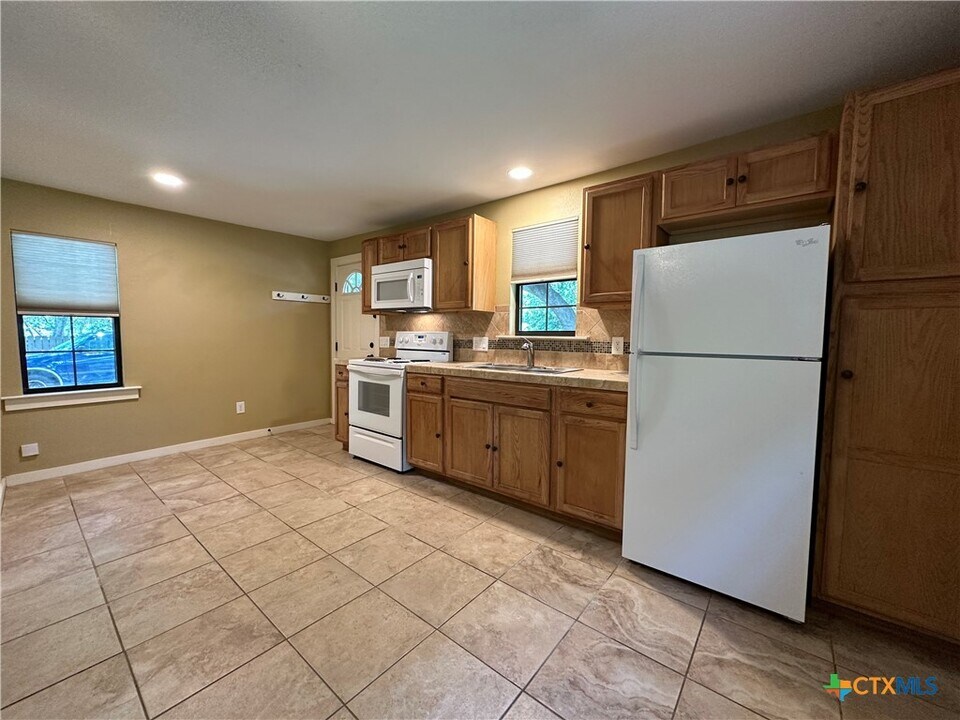 818 W Hopkins St in San Marcos, TX - Building Photo